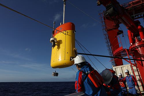 沈产水下机器人连续三年挑战马里亚纳海沟