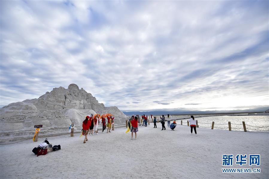 青海茶卡盐湖迎来旅游旺季