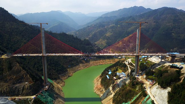 贵州剑榕高速清水江特大桥加紧建设