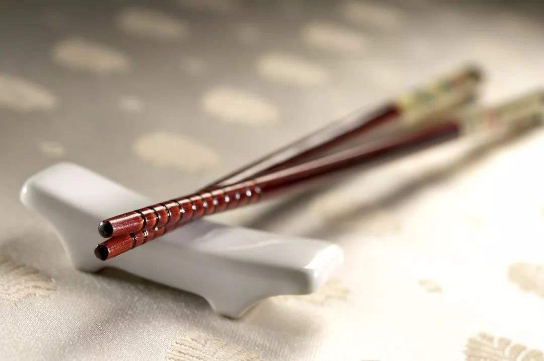 “公筷”应成为“用餐新风尚”